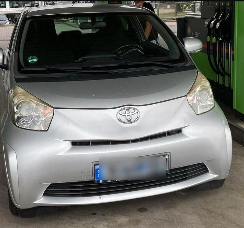 Silber Gebraucht 2011 Toyota iQ Kleinwagen | 3.900 € (Guter Preis) - Bild 1/4