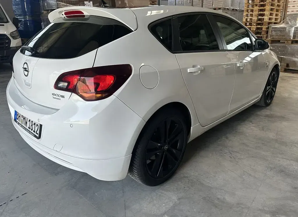 Używany Opel Astra 140 KM (102 kW) 2012 Biały Sedan/Limuzyna
