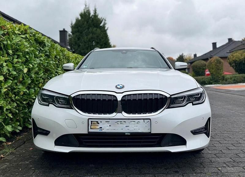 Weiß Gebraucht 2021 BMW 318 Advantage Kombi | 19.900 € (Etwas zu teuer) - Bild 1/4