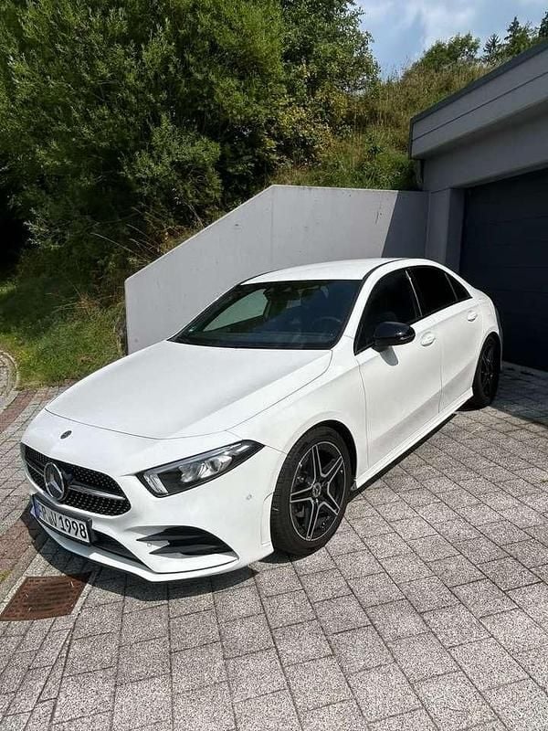 Weiß Gebraucht 2020 Mercedes A200 AMG line Plus Limousine | 26.950 € (Teuer) - Bild 1/4
