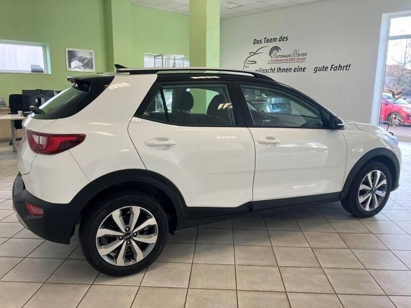 Gebraucht Kia Stonic Vision 120 PS (88 kW) 2023 (bud) schneeweiss/schwarz SUV
