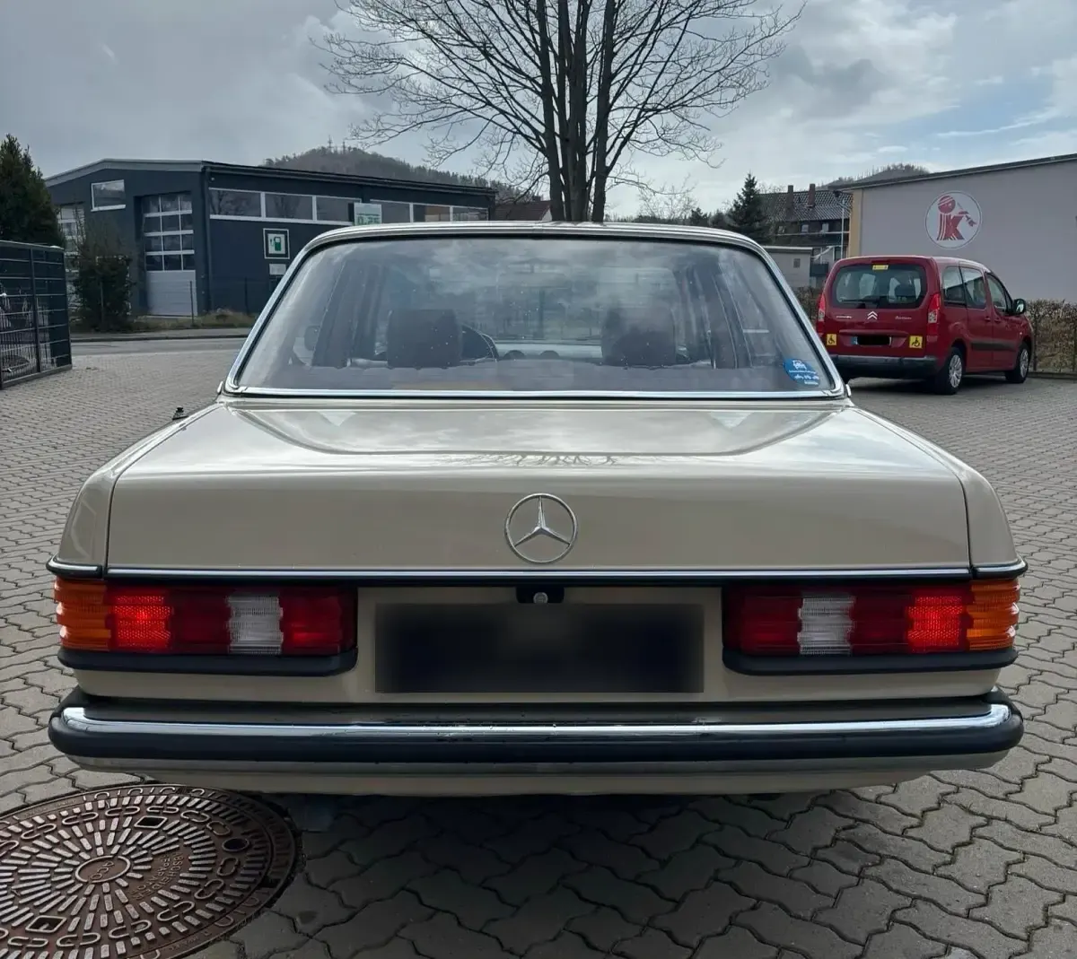 Gebraucht Mercedes E230 136 PS (100 kW) 1982 Beige Limousine