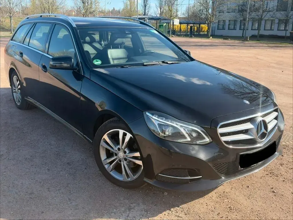 Używany Mercedes E220 Avantgarde 170 KM (125 kW) 2015 Czarny Sedan/Limuzyna