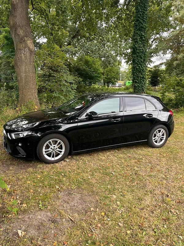 Schwarz Gebraucht 2019 Mercedes A200 Kleinwagen | 20.999 € - Bild 1/4