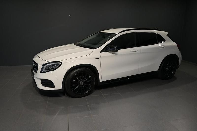 Unilack polarweiß Gebraucht 2019 Mercedes GLA200 AMG SUV | 25.900 € (Fairer Preis) - Bild 1/4