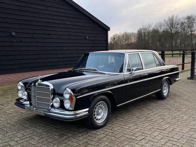 Gebraucht Mercedes 300 250 PS (183 kW) 1968 Schwarz Limousine
