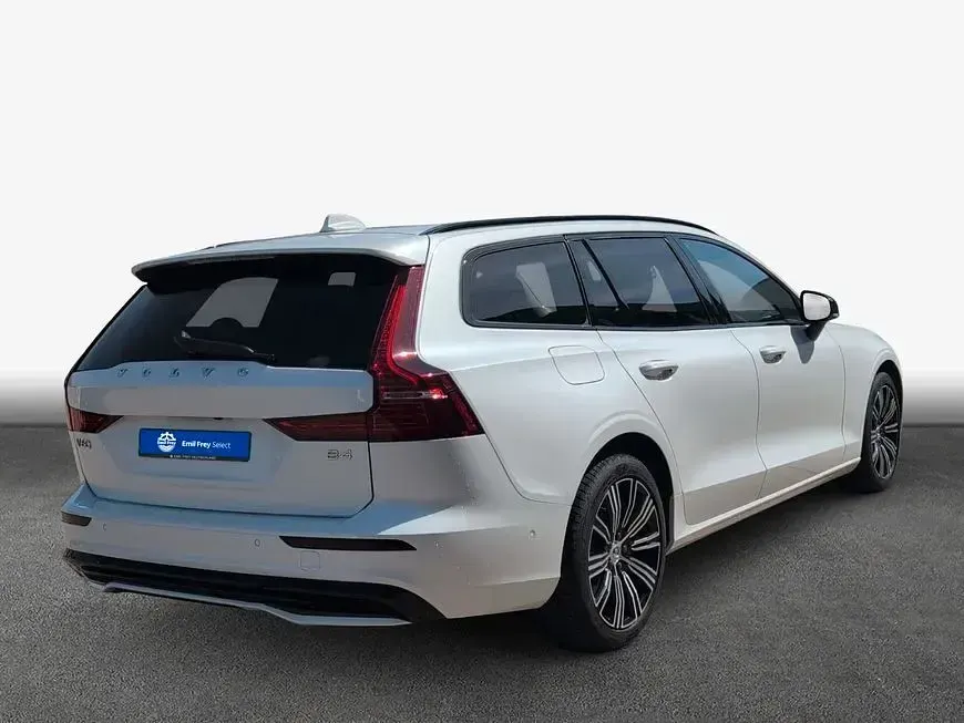 Gebraucht Volvo V60 Plus 197 PS (144 kW) 2025 Crystal weißperleffekt Kombi
