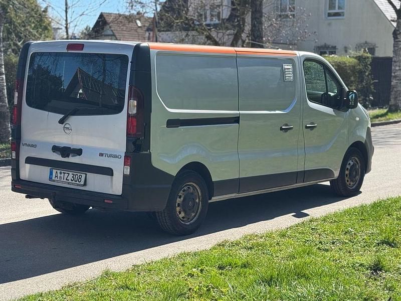 Gebraucht Opel Vivaro 145 PS (106 kW) 2018 Grau Van / Kleinbus