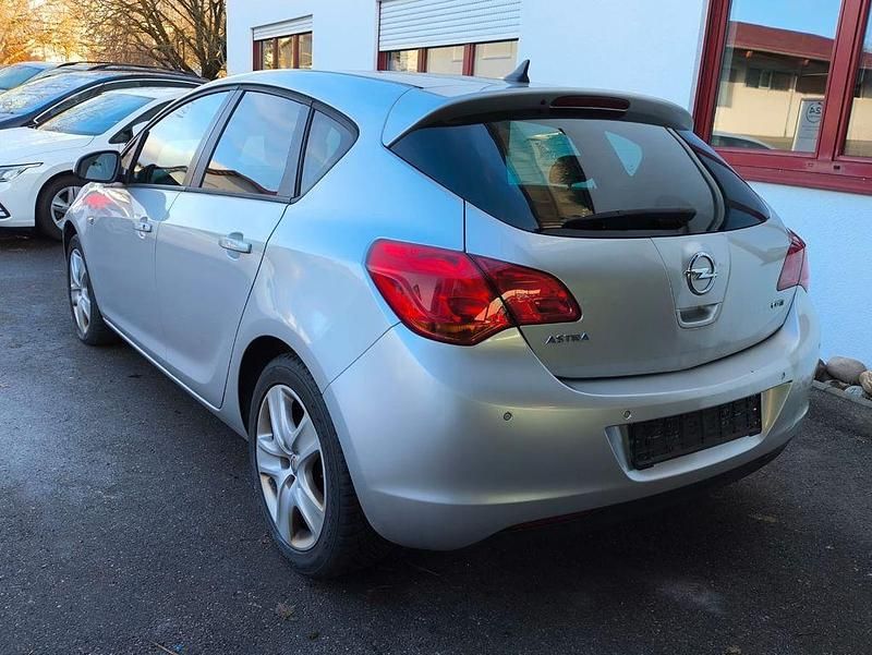 Gebraucht Opel Astra 125 PS (91 kW) 2011 Silber Limousine