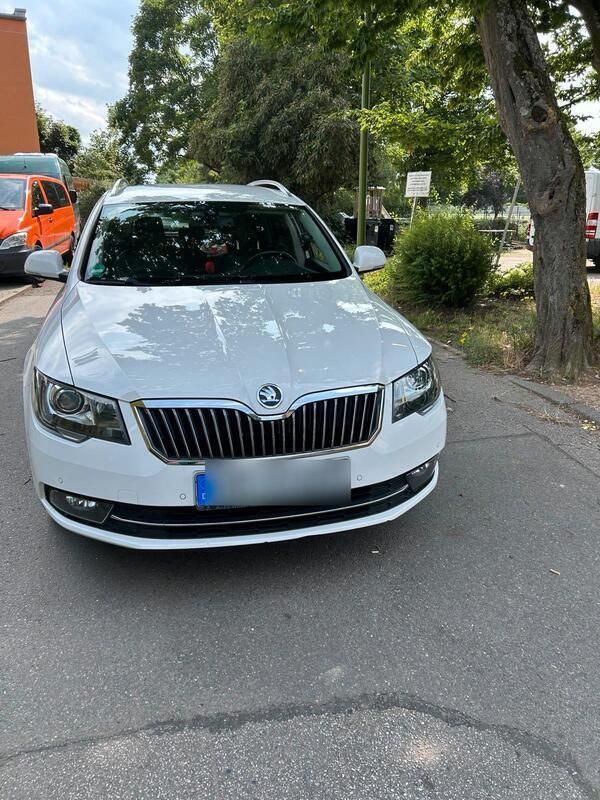 Weiß Gebraucht 2014 Skoda Superb Kombi | 9.800 € (Guter Preis) - Bild 1/4