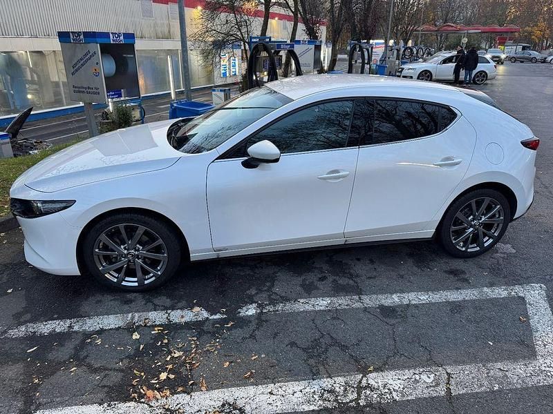 Weiß Gebraucht 2024 Mazda 3 Sky Limousine | 24.000 € (Guter Preis) - Bild 1/4