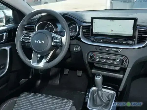 Neu Kia Ceed 101 PS (74 kW) 2025 Cararraweiss Kleinwagen