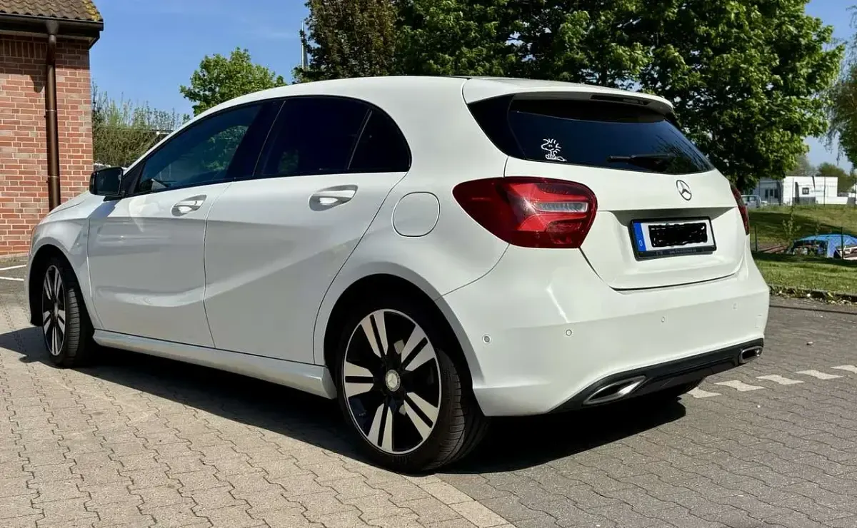 Gebraucht Mercedes A180 Urban 122 PS (89 kW) 2015 Schwarz Limousine