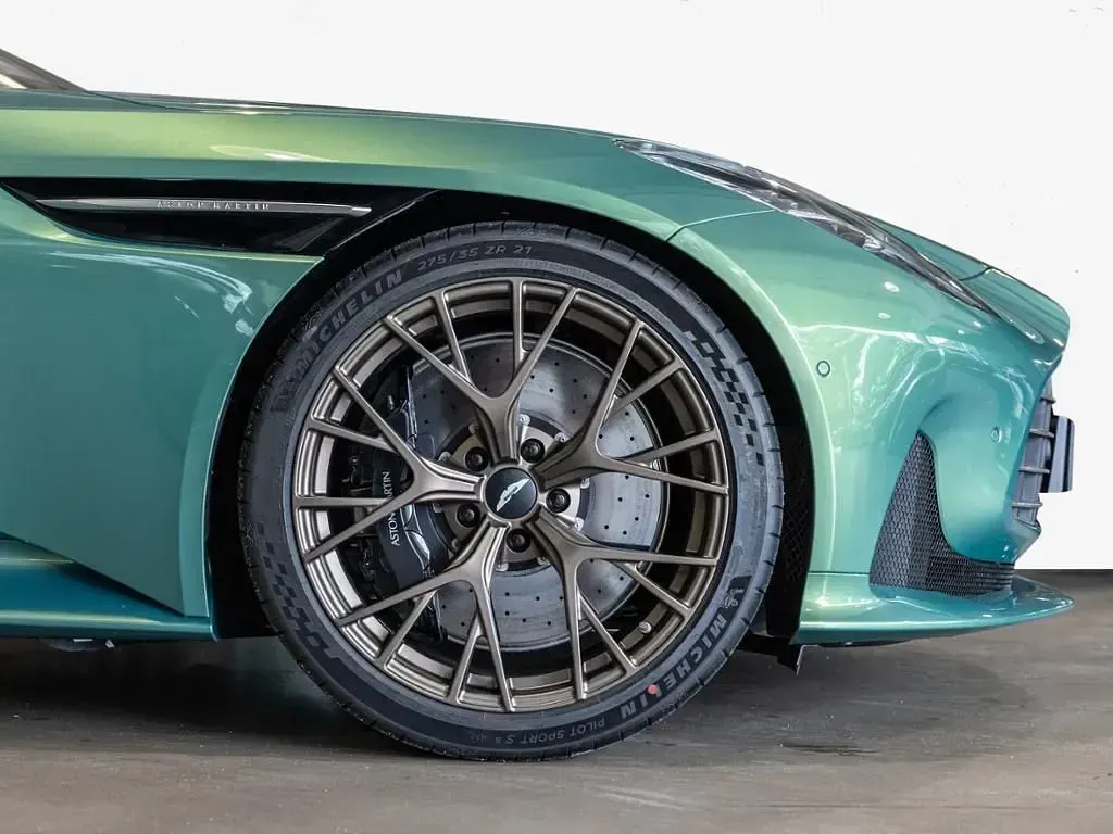 Gebraucht Aston Martin DB12 680 PS (500 kW) 2024 Iridescent emerald Coupé