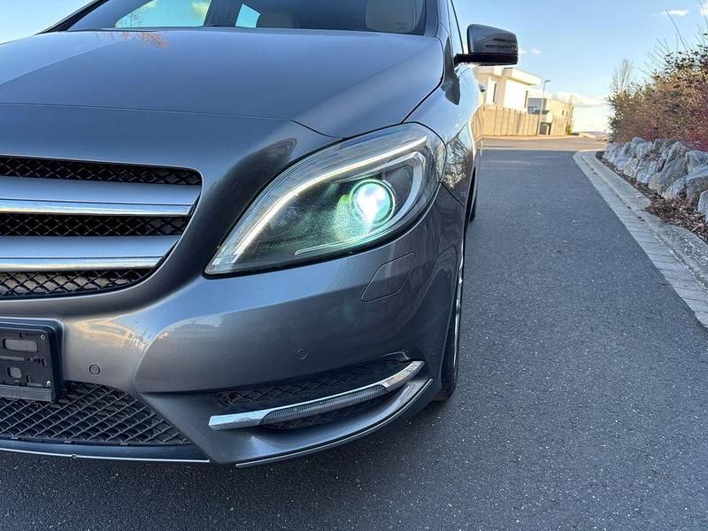 Gebraucht Mercedes B200 156 PS (114 kW) 2013 Grau Van / Kleinbus