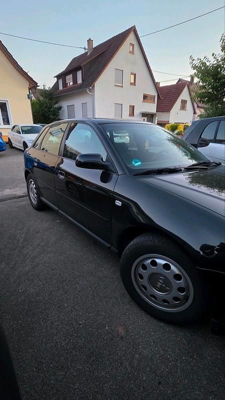 Schwarz Gebraucht 2002 Audi A3 Attraction Limousine | 900 € (Guter Preis) - Bild 1/4