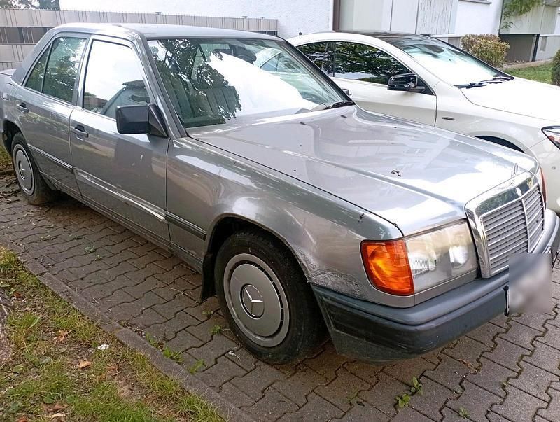 Silber Gebraucht 2023 Mercedes 200 Limousine | 1.600 € - Bild 1/4