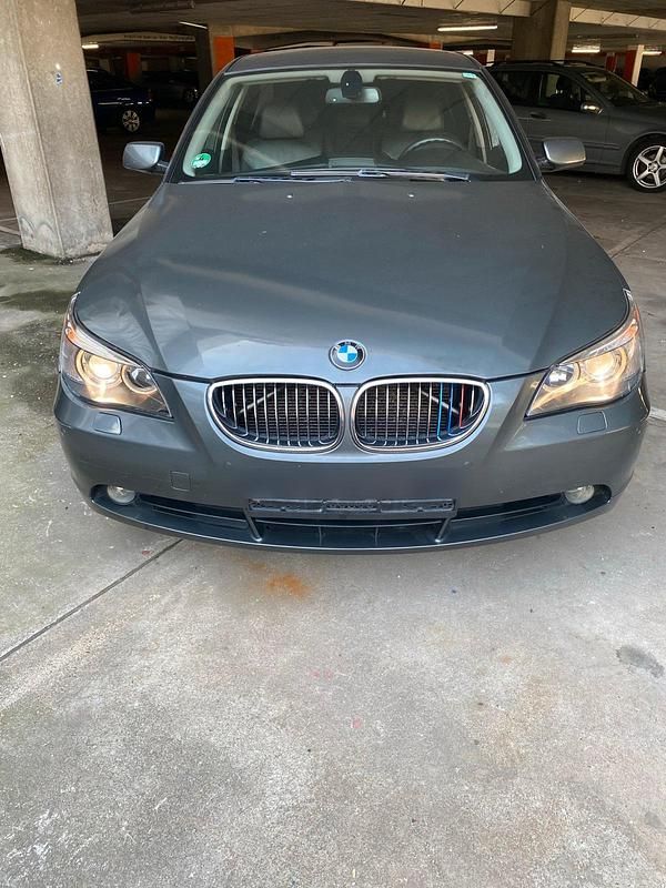 Grau Gebraucht 2006 BMW 525 Limousine | 4.699 € (Fairer Preis) - Bild 1/4