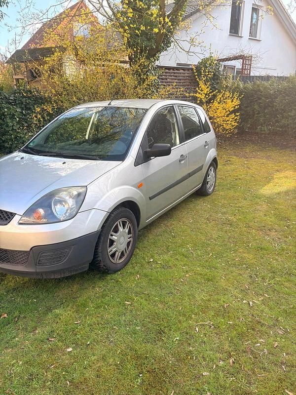 Używany Ford Fiesta 75 KM (55 kW) 2006 Srebrny Hatchback