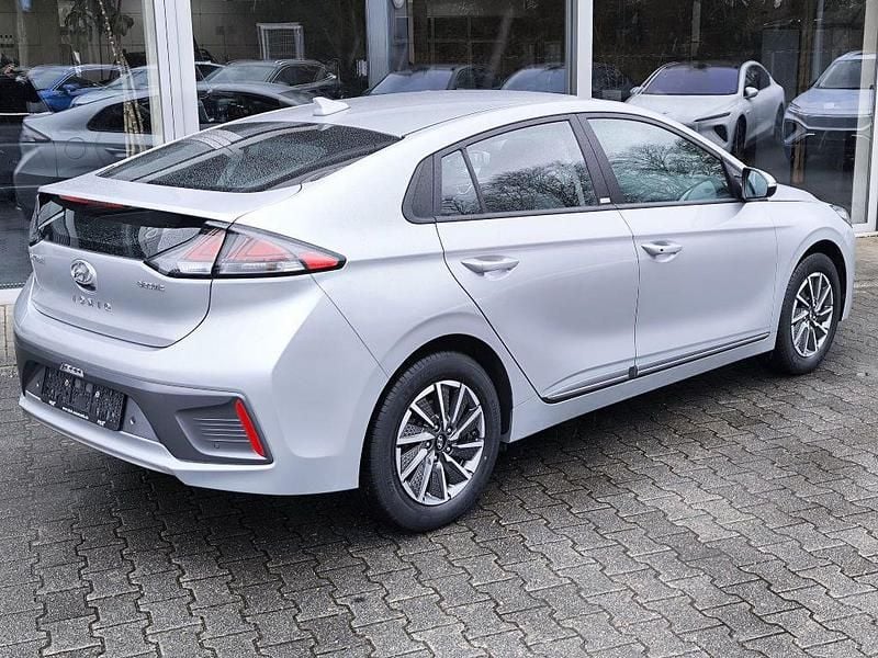 Gebraucht Hyundai Ioniq Trend 100 kW (136 PS) 2022 Typhoon silver / met Kleinwagen