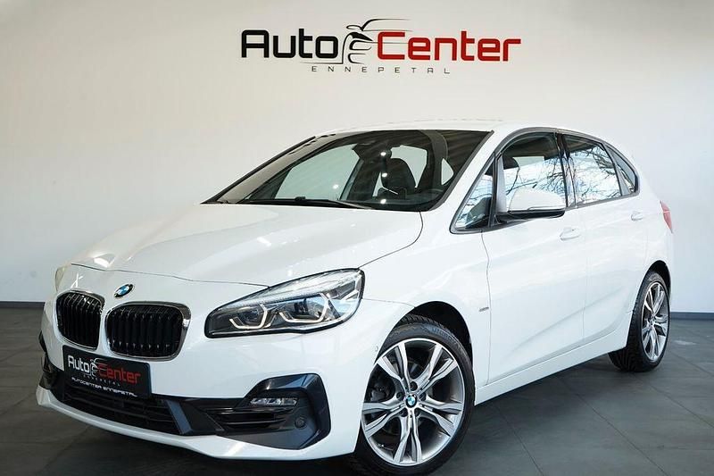 Weiß Gebraucht 2018 BMW 218 Active Tourer Sport Line Van / Kleinbus | 18.990 € (Teuer) - Bild 1/4