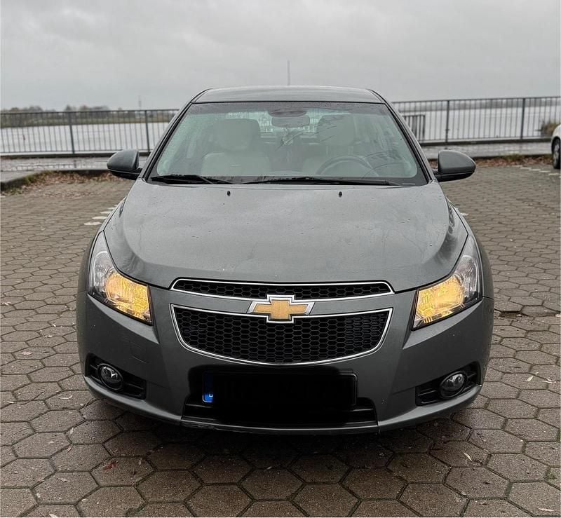 Grau Gebraucht 2011 Chevrolet Cruze Limousine | 4.370 € (Fairer Preis) - Bild 1/4