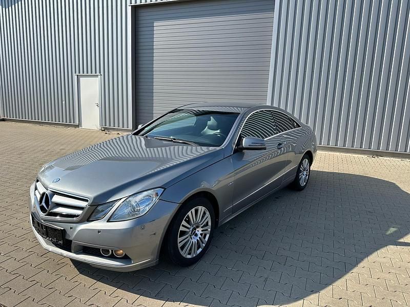 Gebraucht Mercedes E250 204 PS (150 kW) 2010 Silber Coupé