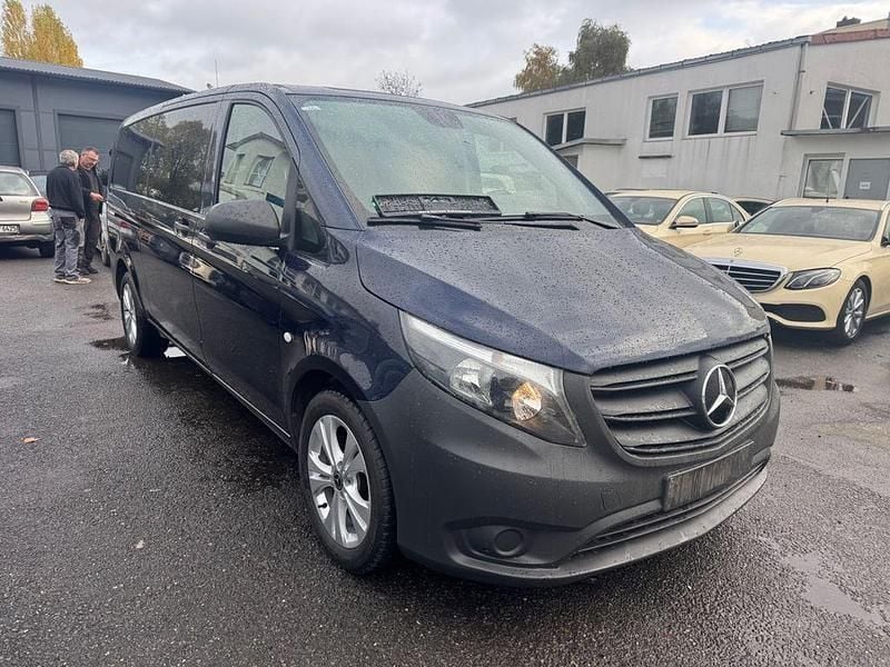 Blau Gebraucht 2022 Mercedes Vito Van / Kleinbus | 20.900 € (Guter Preis) - Bild 1/4