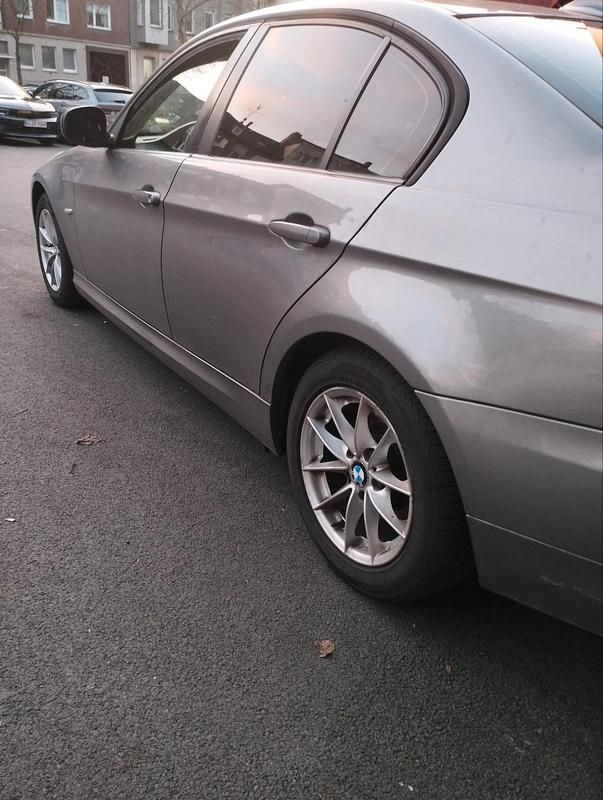 Gebraucht BMW 318 143 PS (105 kW) 2010 Silber Limousine