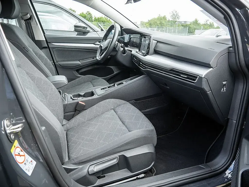 Gebraucht VW Golf VIII Life 150 PS (110 kW) 2023 Grau / uranograu Kombi