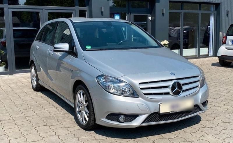 Silber Gebraucht 2012 Mercedes B180 Van / Kleinbus | 10.700 € (Guter Preis) - Bild 1/4