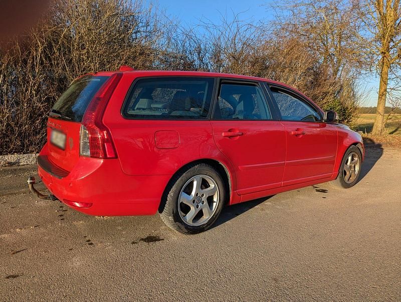 Gebraucht Volvo V50 114 PS (83 kW) 2012 Rot Kombi