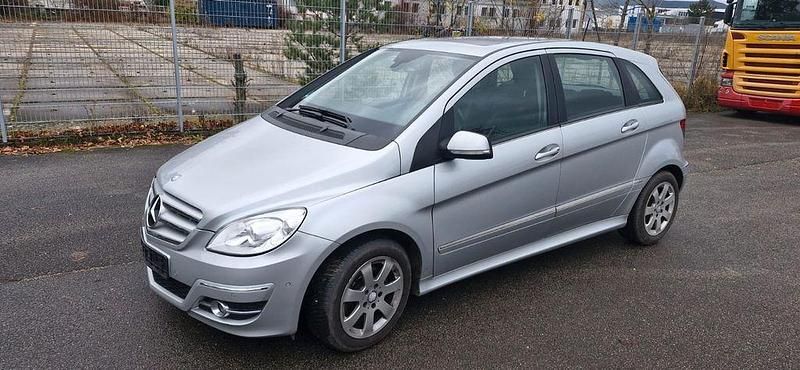 Silber Gebraucht 2011 Mercedes B200 Van / Kleinbus | 3.300 € (Fairer Preis) - Bild 1/4