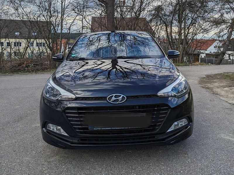 Gebraucht Hyundai i20 101 PS (74 kW) 2017 Schwarz Limousine