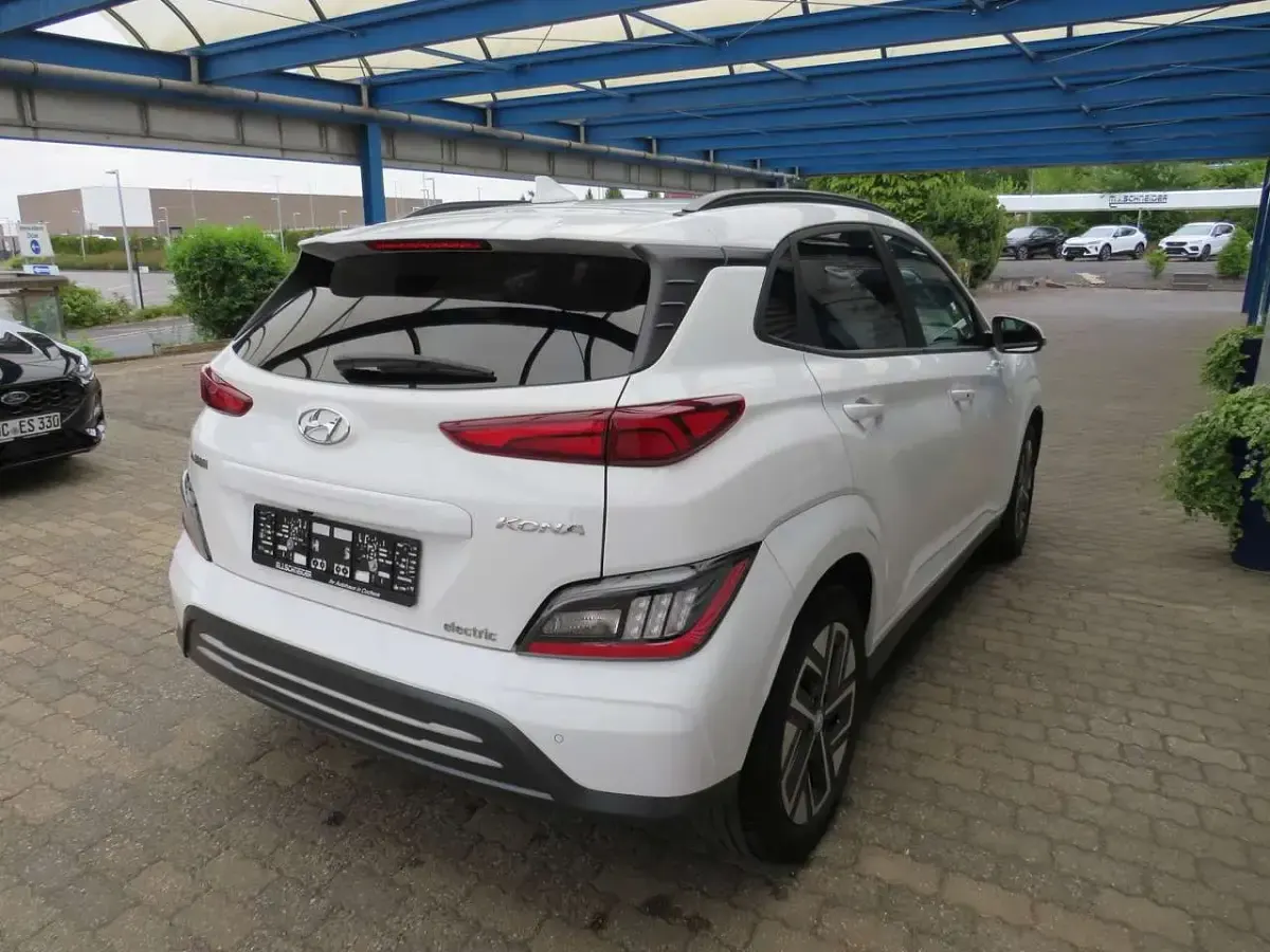 Gebraucht Hyundai Kona Trend 100 kW (136 PS) 2023 Atlas white / sol SUV