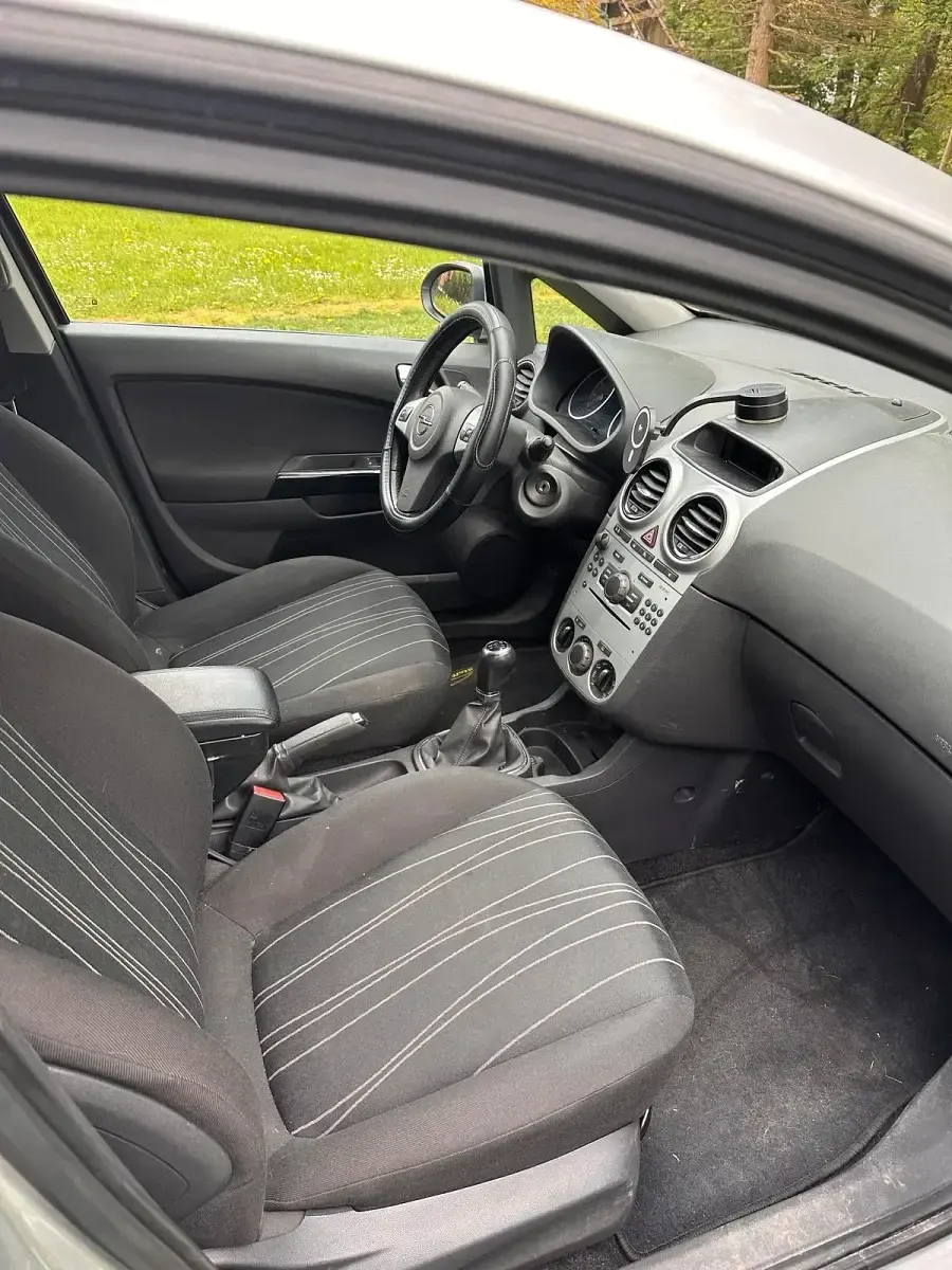 Używany Opel Corsa 87 KM (63 kW) 2009 Srebrny Hatchback