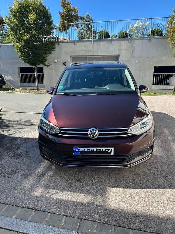 Rot Gebraucht 2018 VW Touran Highline Van / Kleinbus | 22.900 € (Fairer Preis) - Bild 1/4