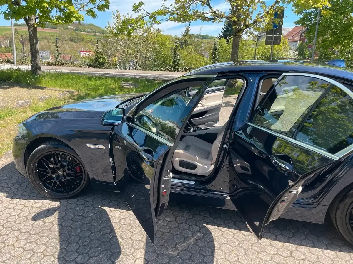 Second-hand BMW 520 194 CP (142 kW) 2015 Albastru Berlinǎ