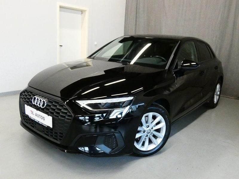 Brillantschwarz Gebraucht 2022 Audi A3 Ambiente Limousine | 19.990 € (Guter Preis) - Bild 1/4