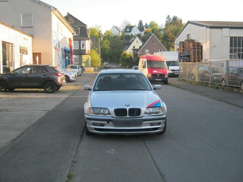 Second-hand BMW 323 2000 Argintiu Berlinǎ