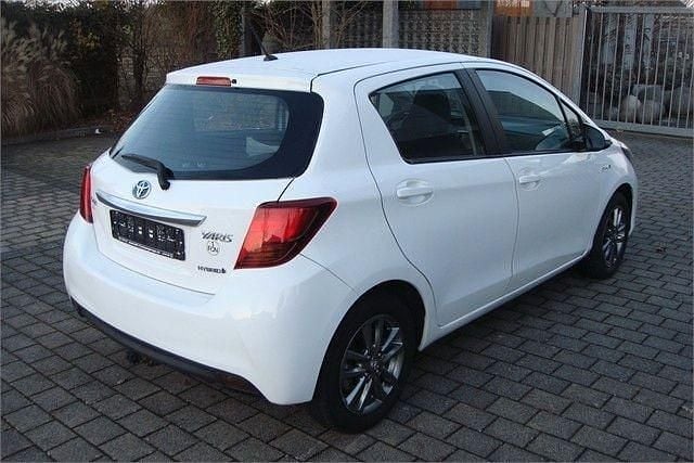 Gebraucht Toyota Yaris Hybrid 101 PS (74 kW) 2015 Weiß Limousine