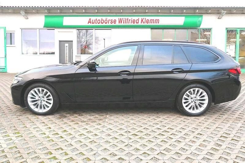 Phantomschwarz Gebraucht 2022 BMW 520 Sport Line Kombi | 23.850 € (Superpreis) - Bild 1/4