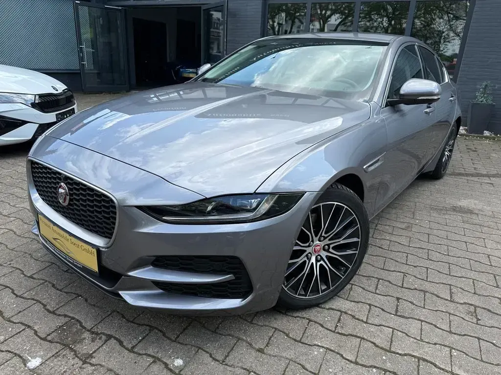 Używany Jaguar XE SE 250 KM (183 kW) 2020 Szary Sedan/Limuzyna