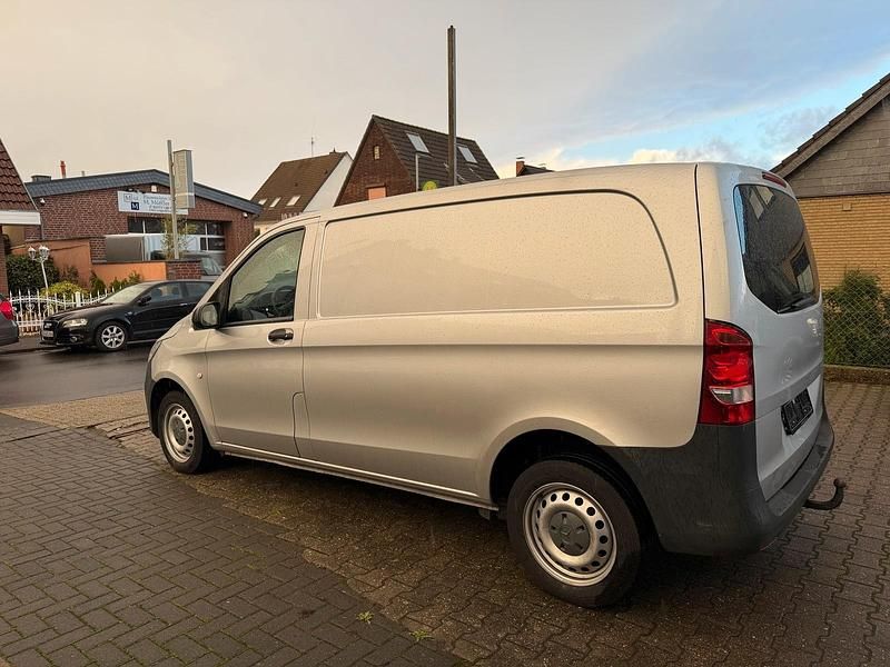 Grau Gebraucht 2017 Mercedes Vito Van | 10.500 € - Bild 1/4