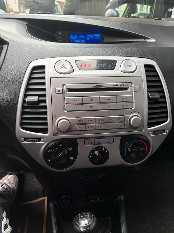 Gebraucht Hyundai i20 77 PS (56 kW) 2012 Grau Kleinwagen