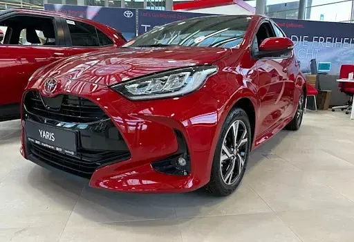 Neu Toyota Yaris Hybrid 116 PS (85 kW) 2026 Rot Limousine