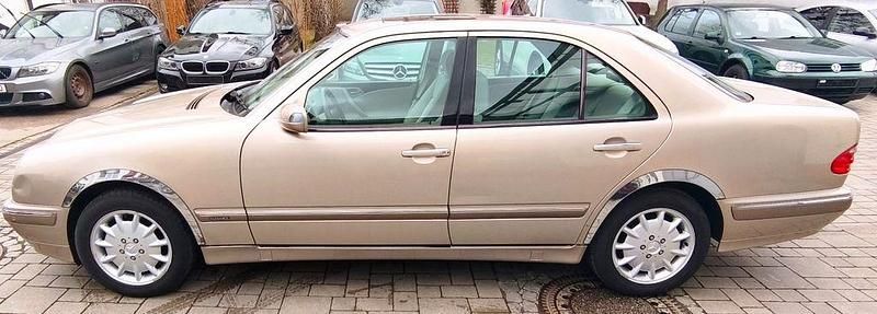 Gebraucht Mercedes E240 Elegance 170 PS (125 kW) 2000 Gold Limousine