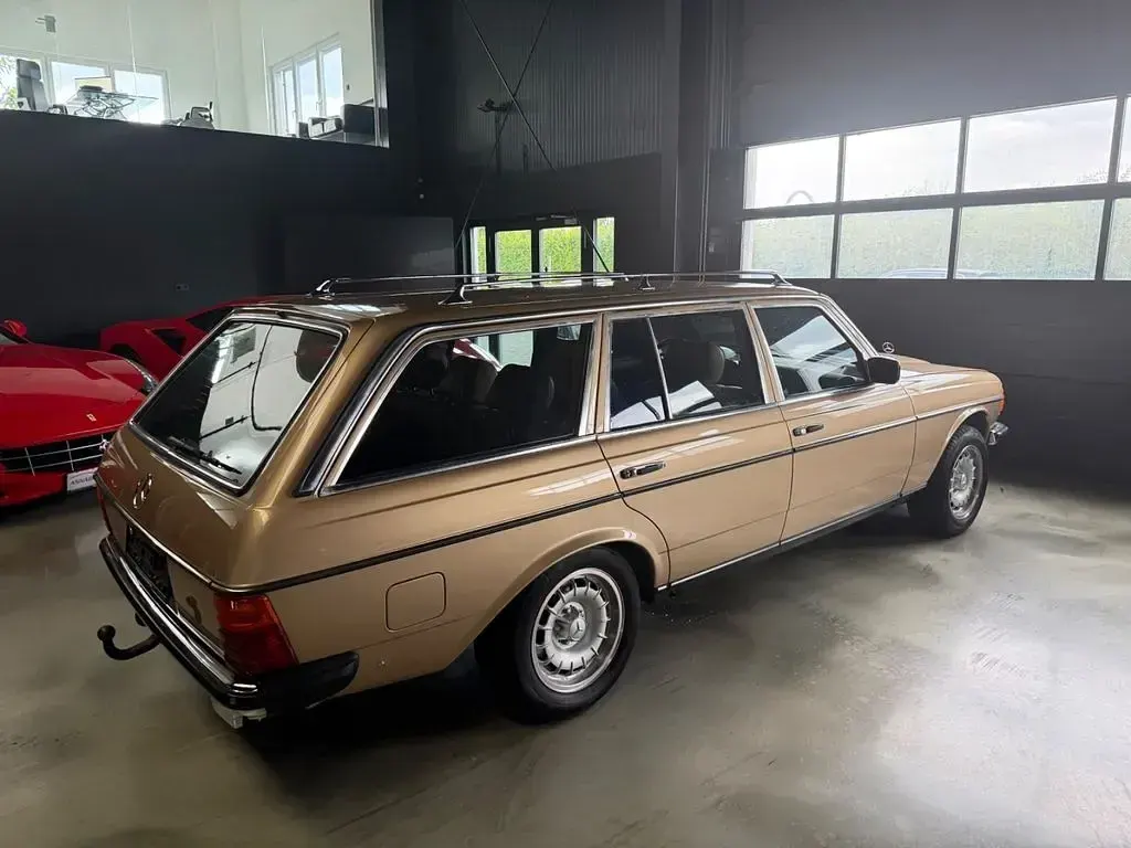 Gebraucht Mercedes 300 121 PS (88 kW) 1983 Gold Limousine