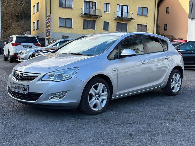 Gebraucht Opel Astra Design Edition 116 PS (85 kW) 2011 Silber Limousine