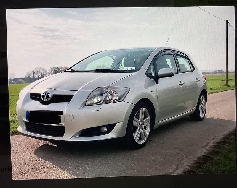 Silber Gebraucht 2008 Toyota Auris Executive Limousine | 2.800 € (Superpreis) - Bild 1/4